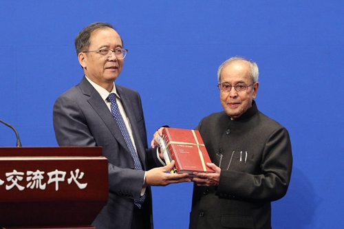 北大校长向来校演讲的印度总理赠送季羡林全集.jpg